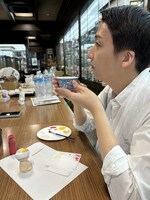 お茶を飲んでほっと一息。