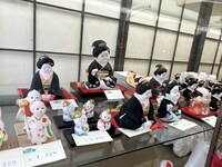 お店に並ぶカワイイ博多人形たち。