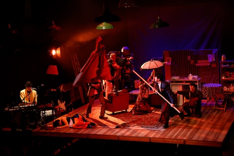 フライングシアター自由劇場「ガード下のオイディプス」より。（写真：串田明緒）