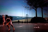 KAAT×山田うん×池上高志「まだここ通ってない」より。（撮影：大洞博靖）