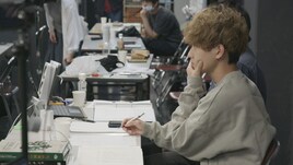 「情熱大陸」に加藤拓也、ロンドン初演の新作脚本の執筆に密着　「綿子はもつれる」稽古場の様子も