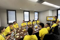 北野エースカレー部との開発試食会の様子。