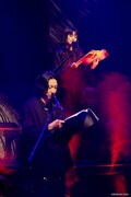 音楽朗読劇 READING HIGH noir 第2回公演「THANATOS~タナトス~」より、相葉雅紀(手前)と早見沙織(奥)。