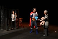 2024年に上演された「老人ハイスクール／いざゆかん」より。（撮影：冨岡菜々子）