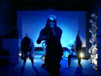 MAO WORKS「海で顔を洗うと」より。