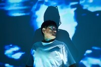 出展アーティストのルカ・アッシュフォード。