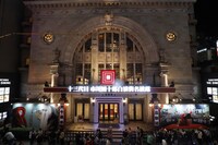 劇場前の様子。(c)松竹