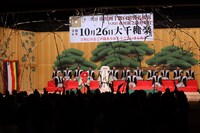 「市川海老蔵改め 十三代目 市川團十郎白猿襲名披露 八代目 市川新之助初舞台『十月大歌舞伎』」10月26日公演夜の部カーテンコールより。(c)松竹