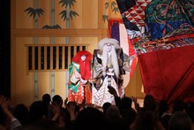 「市川海老蔵改め 十三代目 市川團十郎白猿襲名披露 八代目 市川新之助初舞台『十月大歌舞伎』」10月26日公演夜の部カーテンコールより。(c)松竹