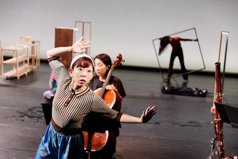 芸劇オータムセレクション チェルフィッチュ× 藤倉大 with アンサンブル・ノマド「リビングルームのメタモルフォーシス」より。（撮影：前澤秀登）