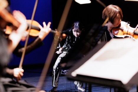 芸劇オータムセレクション チェルフィッチュ× 藤倉大 with アンサンブル・ノマド「リビングルームのメタモルフォーシス」より。（撮影：前澤秀登）