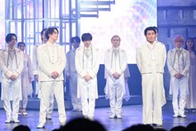 「DREAM BOYS」千秋楽カーテンコールより、前列左から渡辺翔太、森本慎太郎。