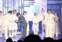 「DREAM BOYS」千秋楽カーテンコールより、亀梨和也（前列中央）から受け取ったトロフィーを観客に見せ、笑顔の森本慎太郎（前列右）。
