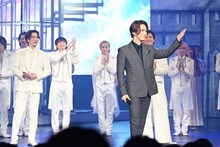 「DREAM BOYS」千秋楽カーテンコールより、帝国劇場の0番に立つ亀梨和也。