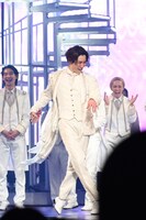 「DREAM BOYS」千秋楽カーテンコールより、亀梨和也のウォーキングを再現する渡辺翔太。