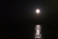 満月と海。茨城の海辺の宿でした。