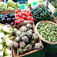 パリの市場。外国の市場は見慣れない野菜たちに出会える。