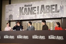 メッセージを読み上げるため、メガネをかける山口祐一郎（左から2番目）。