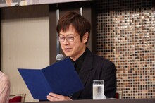 ジェフリー・アーチャーのメッセージを代読する山口祐一郎。