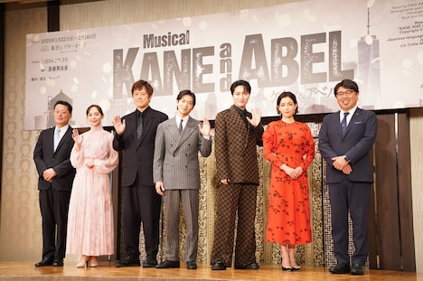 左から東宝の池田篤郎常務執行役員演劇本部長、咲妃みゆ、山口祐一郎、松下洸平、松下優也、知念里奈、キューブの北牧裕幸代表取締役社長。