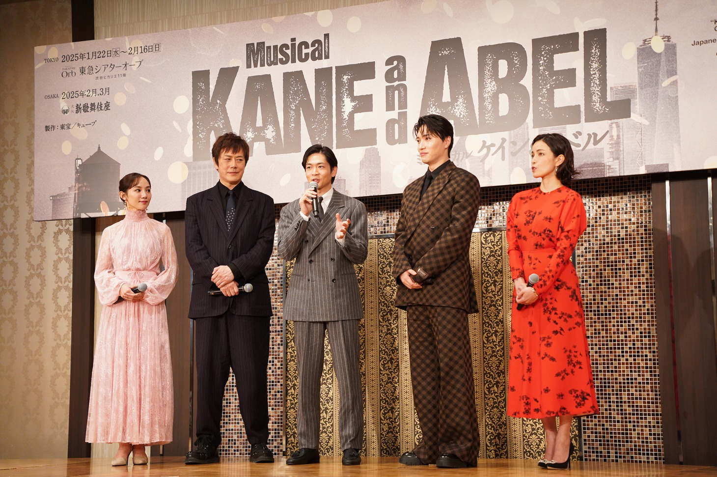 左から咲妃みゆ、山口祐一郎、松下洸平、松下優也、知念里奈。