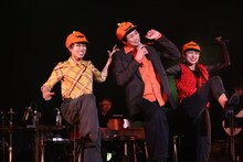 東啓介コンサート「Connecting Puzzles vol.2」より、「ハクナ・マタタ」を歌う出演者たち。