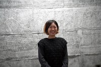 「AiRK Research Project vol.2 山田悠 + サム・ワイルド 2人展『Walls ans Frogs -境界線に見るあわい-』」より、「不整合の擁壁」の前にて山田悠。