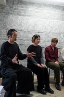 「AiRK Research Project vol.2 山田悠 + サム・ワイルド 2人展『Walls ans Frogs -境界線に見るあわい-』」より、左から森山未來、山田悠、サム・ワイルド。