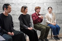 「AiRK Research Project vol.2 山田悠 + サム・ワイルド 2人展『Walls ans Frogs -境界線に見るあわい-』」より、左から森山未來、山田悠、サム・ワイルド。