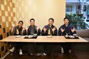左から、中村虎之介、中村種之助、中村萬太郎、中村福之助。1階喫茶室「檜」で食事を前にした様子。