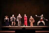 こまつ座「太鼓たたいて笛ふいて」より。（撮影：宮川舞子）