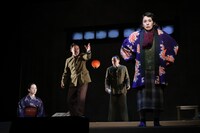 こまつ座 第152回公演「太鼓たたいて笛ふいて」より。（撮影：宮川舞子）