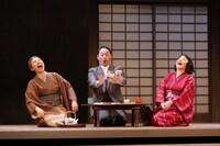 こまつ座 第152回公演「太鼓たたいて笛ふいて」より。（撮影：宮川舞子）