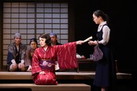 こまつ座 第152回公演「太鼓たたいて笛ふいて」より。（撮影：宮川舞子）