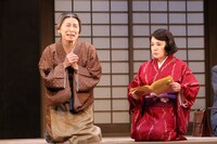 こまつ座 第152回公演「太鼓たたいて笛ふいて」より。（撮影：宮川舞子）