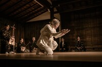 きたまり/ KIKIKIKIKIKI「小町風伝」より。（Photo by Yoshikazu Inoue）