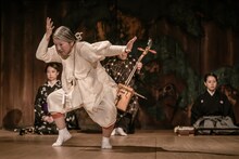 きたまり/ KIKIKIKIKIKI「小町風伝」より。（Photo by Yoshikazu Inoue）