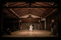 きたまり/ KIKIKIKIKIKI「小町風伝」より。（Photo by Yoshikazu Inoue）