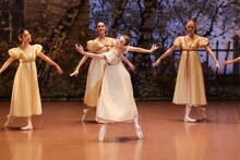 「シュツットガルト・バレエ団 2024年日本公演」より、「オネーギン」の様子。（Photo by Kiyonori Hasegawa）