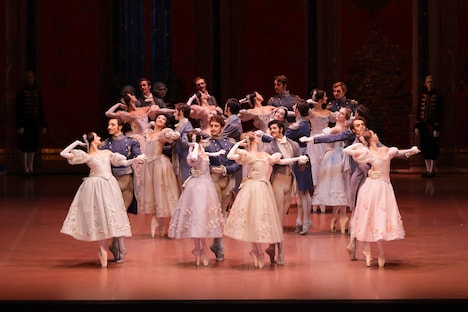 「シュツットガルト・バレエ団 2024年日本公演」より、「オネーギン」の様子。（Photo by Kiyonori Hasegawa）