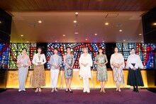 左から愛希れいか、春野寿美礼、朝海ひかる、一路真輝、涼風真世、花總まり、瀬奈じゅん、蘭乃はな。（撮影：秋倉康介）