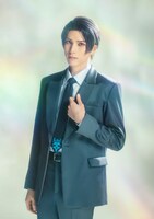 輝馬扮するガイ。