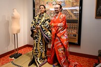 衣裳体験の様子。