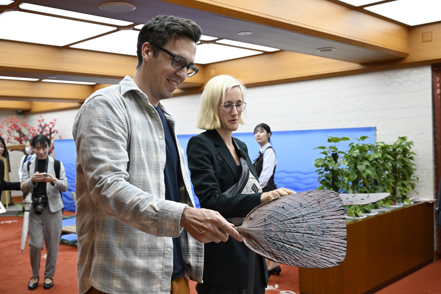 小道具体験の様子。