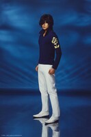 チャンヘ扮する茶渡泰⻁。