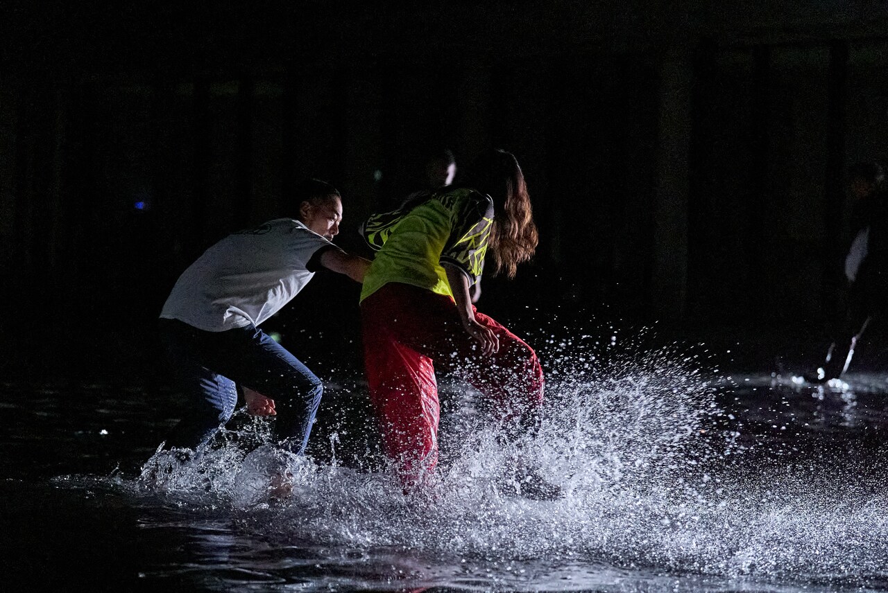 高知に初上陸のcontact Gonzo、荒木優光と届けた音・肉体・水のパフォーマンスが閉幕