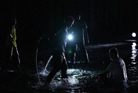 高知県立美術館開館記念日イベント「嵐前夜の水バシャバシャ！ 荒木優光とコンタクト・ゴンゾの中庭サウンドカーニバル」より。（撮影：釣井泰輔）