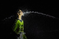 高知県立美術館開館記念日イベント「嵐前夜の水バシャバシャ！ 荒木優光とコンタクト・ゴンゾの中庭サウンドカーニバル」より。（撮影：釣井泰輔）