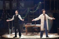 左より牧島輝扮するトーマス、太田基裕扮するアルヴィン。（撮影：田中亜紀）