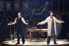 左より牧島輝扮するトーマス、太田基裕扮するアルヴィン。（撮影：田中亜紀）